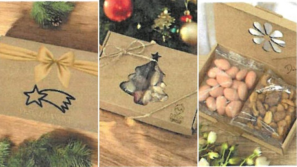 Kraftová krabička s vyřezávaným motivem hvězdy, stromečku a květiny plná ořechů